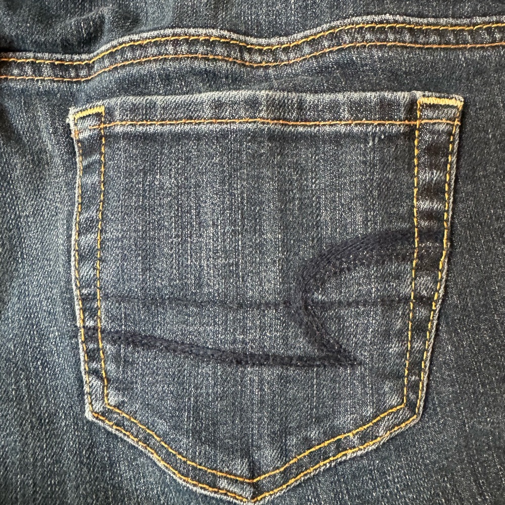 American Eagle 🦅 ARTIST STYLE Lightly Distressed Crop Jeans.  Size: 6     #9 - Picture 4 of 8